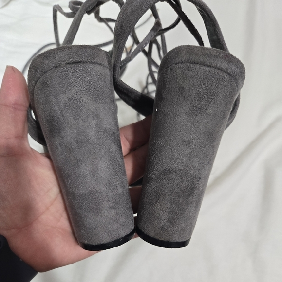 Chic Women's Strap Up Gray Heels With Faux Fur Detail Sz 9 - Picture 3 of 12